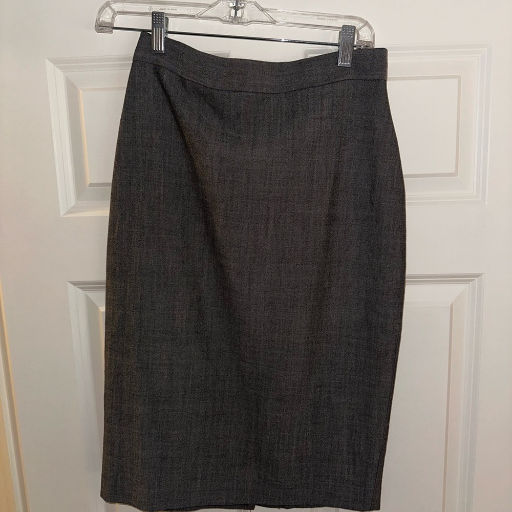 Like New Banana Republic Size 4 pencil skirt - gray